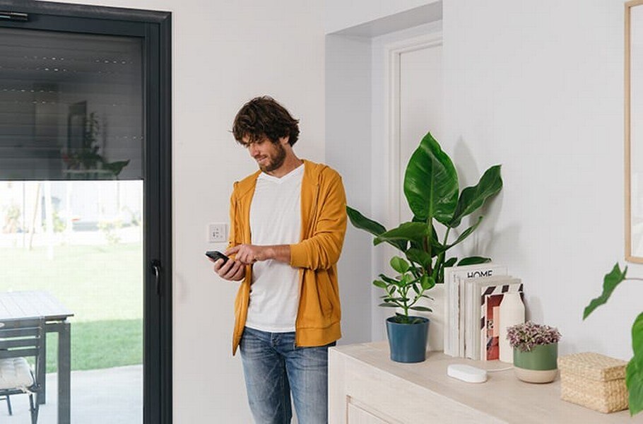 somfy-universe-controls-smart-home-man-smartphone