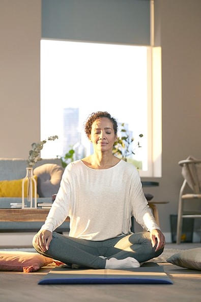 Somfy - woman in the light yoga