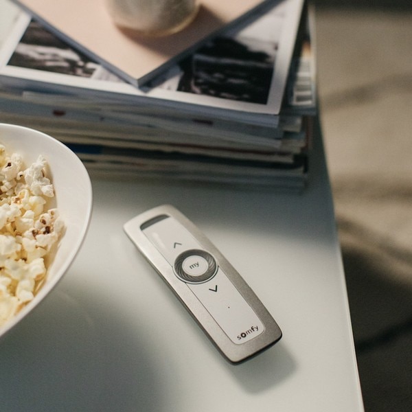 somfy-remote-control-situo-on-table-popcorn