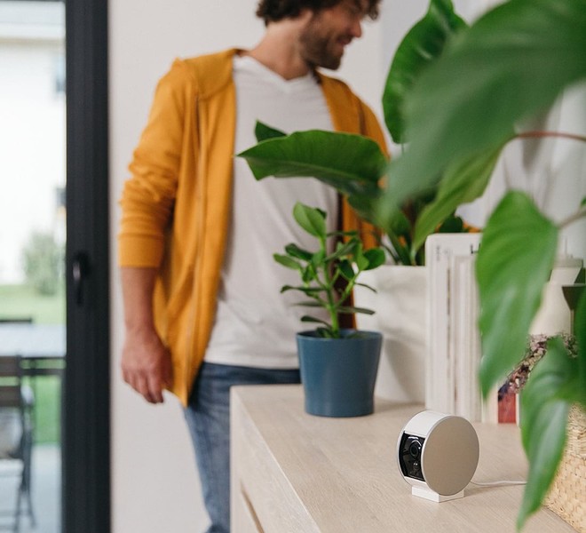 man-home-somfy-indoor-camera