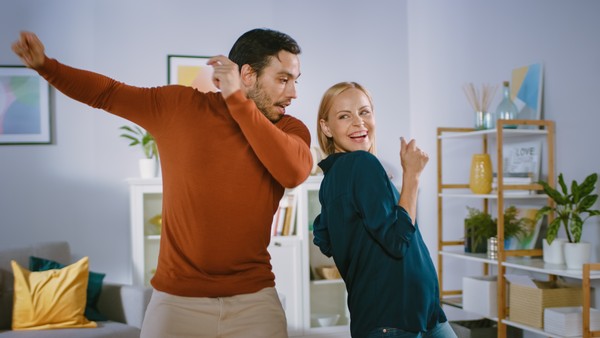 somfy-sonos-couple-dancing-in-home