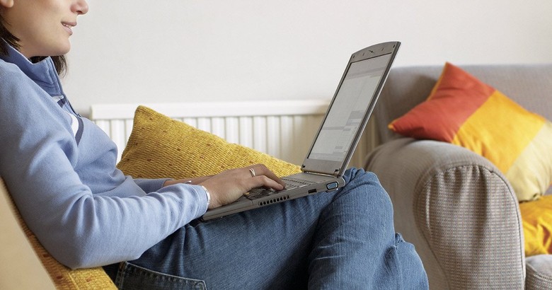 somfy-woman-surfing-online-internet-laptop